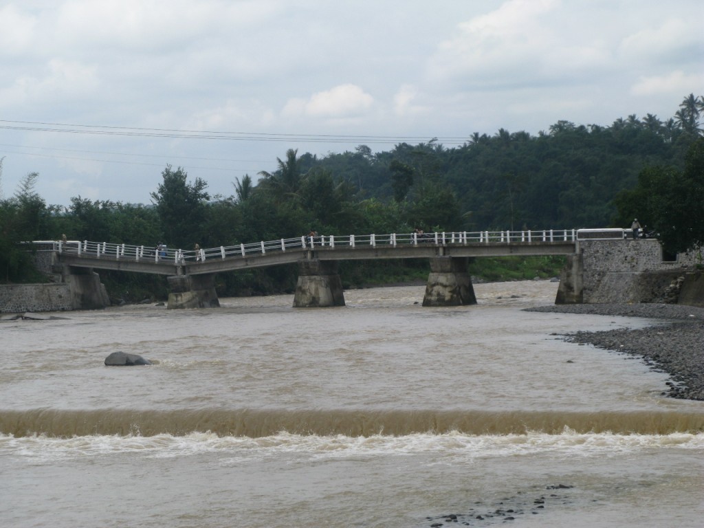 Jembatan Trinil tampak dari hilir setelah pilar #3 ambles pada 25 Februari 2009 (foto diperoleh dari Ery Agung Kisworo)